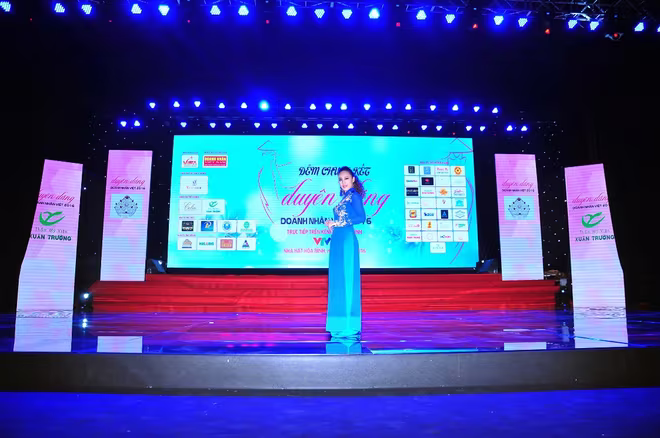 Nữ MC đeo trang sức tiền tỷ dẫn chương trình   ảnh 8 Nữ MC đeo trang sức tiền tỷ dẫn chương trình   ảnh 8