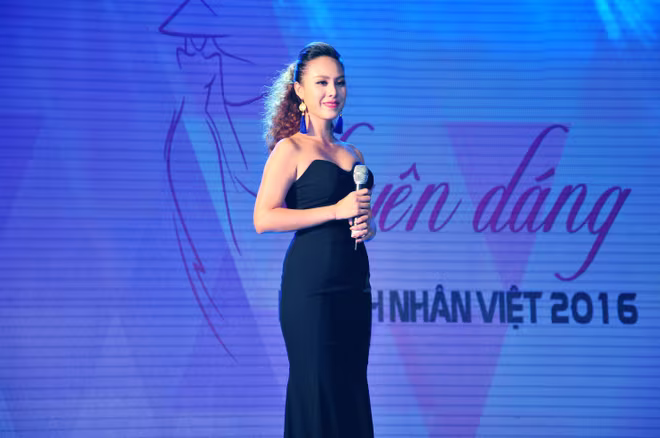 Nữ MC đeo trang sức tiền tỷ dẫn chương trình   ảnh 9 Nữ MC đeo trang sức tiền tỷ dẫn chương trình   ảnh 9