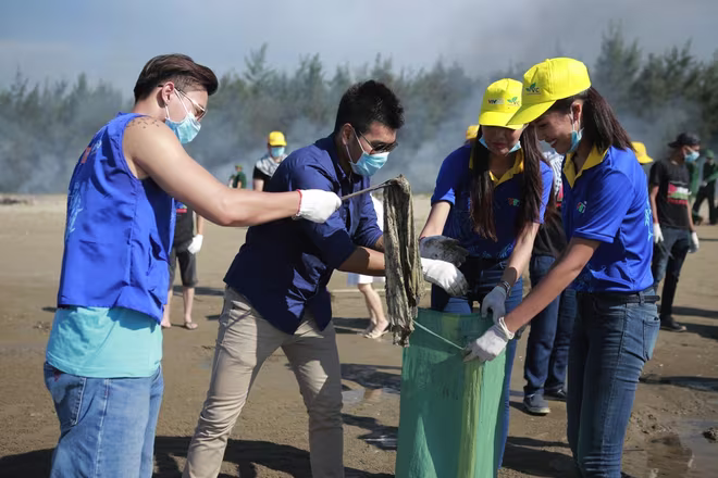 Thu Minh cùng hơn 1000 người nhặt rác  ảnh 12