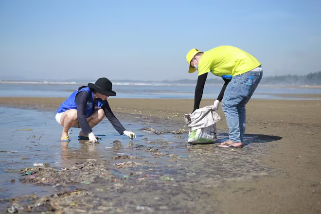 Thu Minh cùng hơn 1000 người nhặt rác  ảnh 2