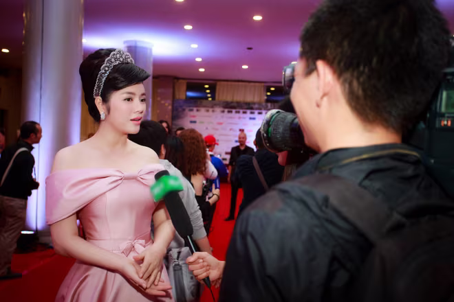 Lý Nhã Kỳ gây chú ý khi đội vương miện 21 cara lên thảm đỏ ảnh 10 Lý Nhã Kỳ gây chú ý khi đội vương miện 21 cara lên thảm đỏ ảnh 10