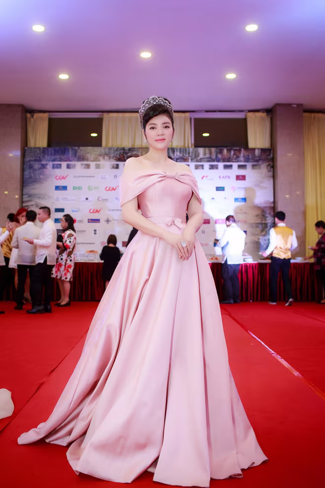 Lý Nhã Kỳ gây chú ý khi đội vương miện 21 cara lên thảm đỏ ảnh 14 Lý Nhã Kỳ gây chú ý khi đội vương miện 21 cara lên thảm đỏ ảnh 14