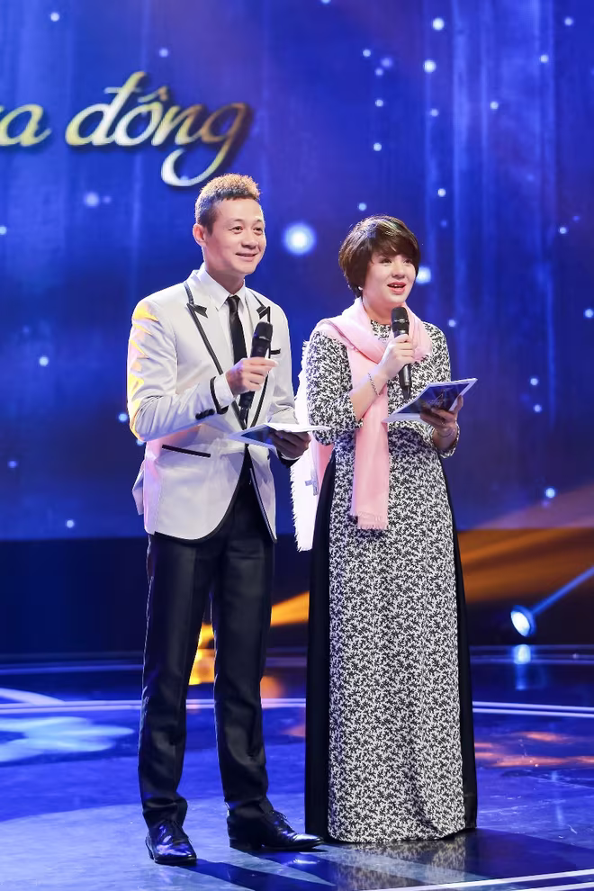 Nhà thiết kế Đức Hùng bảnh bao đọ dáng với MC Anh Tuấn ảnh 13