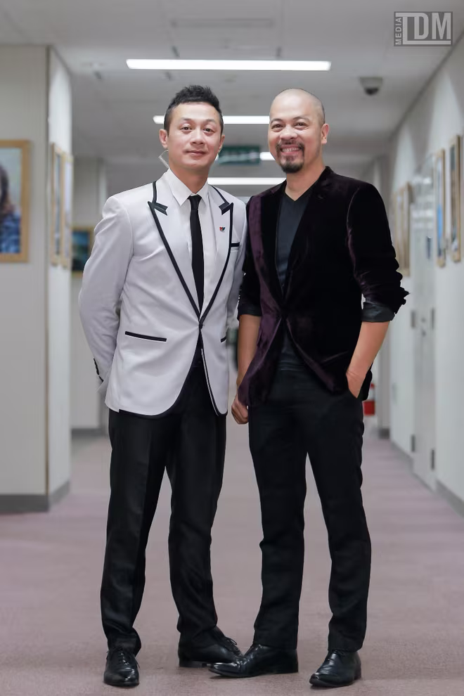 Nhà thiết kế Đức Hùng bảnh bao đọ dáng với MC Anh Tuấn ảnh 10