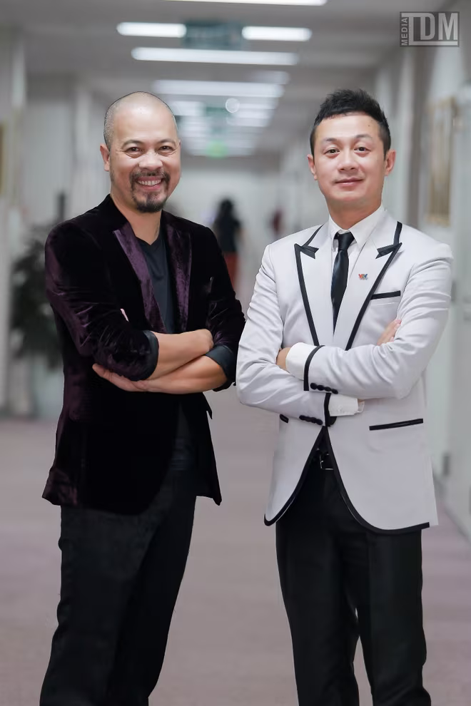 Nhà thiết kế Đức Hùng bảnh bao đọ dáng với MC Anh Tuấn ảnh 8