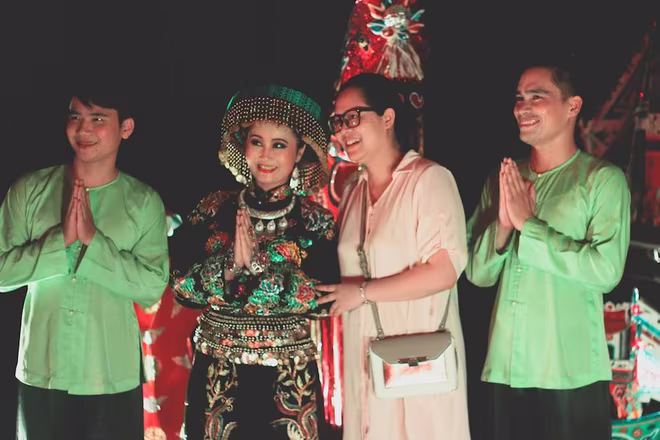 Hình ảnh đặc biệt về nghi lễ hầu đồng qua ống kính nhiếp ảnh gia quốc tế ảnh 3 Hình ảnh đặc biệt về nghi lễ hầu đồng qua ống kính nhiếp ảnh gia quốc tế ảnh 3