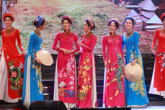 Nhạc sĩ Phú Quang nghẹn ngào trên sân khấu "Duyên dáng Việt Nam" ảnh 6 Nhạc sĩ Phú Quang nghẹn ngào trên sân khấu "Duyên dáng Việt Nam" ảnh 6