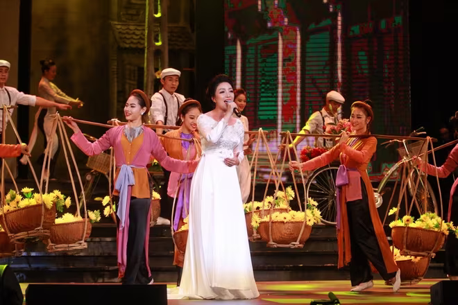 Nhạc sĩ Phú Quang nghẹn ngào trên sân khấu "Duyên dáng Việt Nam" ảnh 13 Nhạc sĩ Phú Quang nghẹn ngào trên sân khấu "Duyên dáng Việt Nam" ảnh 13