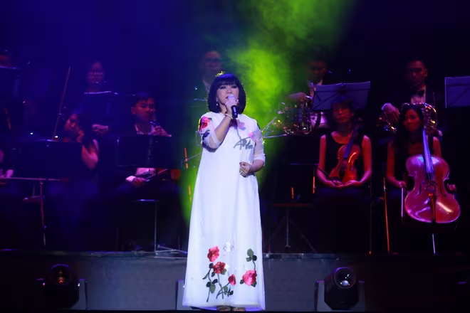 Nhạc sĩ Phú Quang nghẹn ngào trên sân khấu "Duyên dáng Việt Nam" ảnh 7 Nhạc sĩ Phú Quang nghẹn ngào trên sân khấu "Duyên dáng Việt Nam" ảnh 7