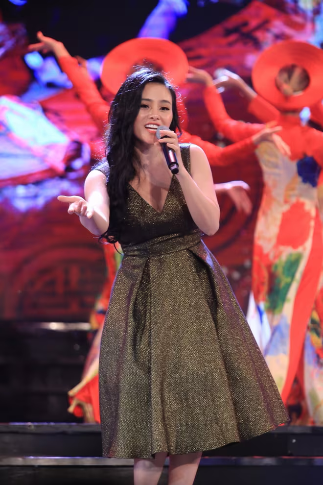 Nhạc sĩ Phú Quang nghẹn ngào trên sân khấu "Duyên dáng Việt Nam" ảnh 12 Nhạc sĩ Phú Quang nghẹn ngào trên sân khấu "Duyên dáng Việt Nam" ảnh 12