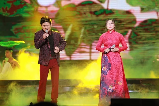 Nhạc sĩ Phú Quang nghẹn ngào trên sân khấu "Duyên dáng Việt Nam" ảnh 15 Nhạc sĩ Phú Quang nghẹn ngào trên sân khấu "Duyên dáng Việt Nam" ảnh 15