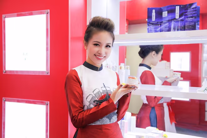 Vân Hugo lạc quan xuất hiện tại sự kiện trước khi ra nước ngoài chữa bệnh   ảnh 1 Vân Hugo lạc quan xuất hiện tại sự kiện trước khi ra nước ngoài chữa bệnh   ảnh 1