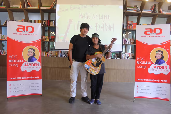 "Thần đồng âm nhạc" Jayden hướng dẫn các bạn nhỏ chơi đàn Ukulele ảnh 5 "Thần đồng âm nhạc" Jayden hướng dẫn các bạn nhỏ chơi đàn Ukulele ảnh 5