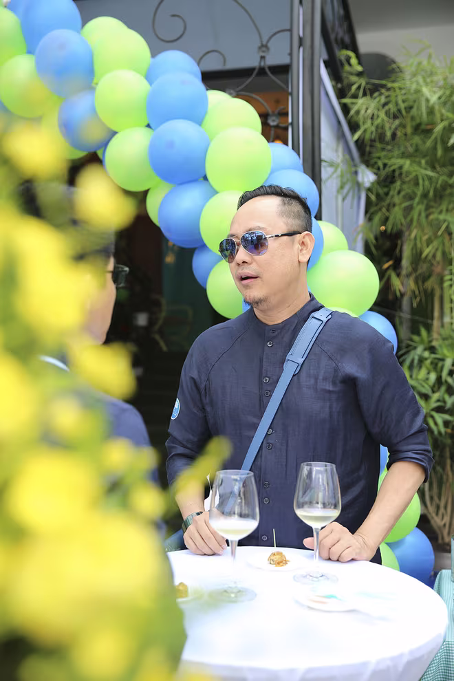 Đông đảo "sao" Việt chúc mừng "đứa con thứ 2" của nhà thơ Nguyễn Phong Việt ảnh 7 Đông đảo "sao" Việt chúc mừng "đứa con thứ 2" của nhà thơ Nguyễn Phong Việt ảnh 7