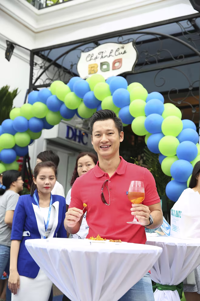 Đông đảo "sao" Việt chúc mừng "đứa con thứ 2" của nhà thơ Nguyễn Phong Việt ảnh 6 Đông đảo "sao" Việt chúc mừng "đứa con thứ 2" của nhà thơ Nguyễn Phong Việt ảnh 6