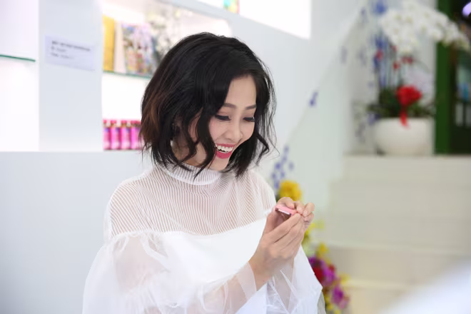 Đông đảo "sao" Việt chúc mừng "đứa con thứ 2" của nhà thơ Nguyễn Phong Việt ảnh 11 Đông đảo "sao" Việt chúc mừng "đứa con thứ 2" của nhà thơ Nguyễn Phong Việt ảnh 11