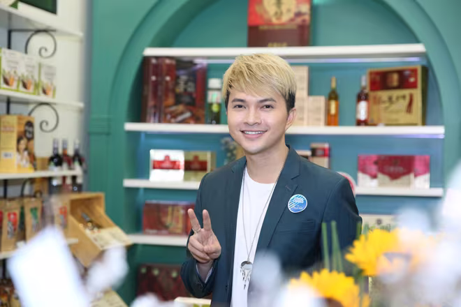 Đông đảo "sao" Việt chúc mừng "đứa con thứ 2" của nhà thơ Nguyễn Phong Việt ảnh 9 Đông đảo "sao" Việt chúc mừng "đứa con thứ 2" của nhà thơ Nguyễn Phong Việt ảnh 9