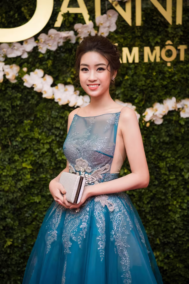 Hoa hậu Mỹ Linh "đọ" sắc với đàn chị Ngọc Hân  ảnh 13