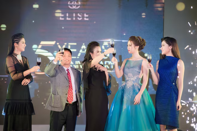 Hoa hậu Mỹ Linh "đọ" sắc với đàn chị Ngọc Hân  ảnh 3