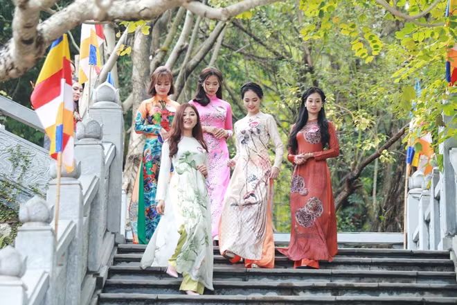 Thí sinh "Người đẹp Kinh Bắc 2017" chiêm bái chùa Phật Tích ảnh 13 Thí sinh "Người đẹp Kinh Bắc 2017" chiêm bái chùa Phật Tích ảnh 13