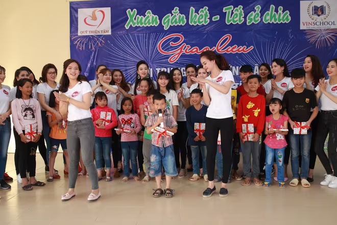 Thí sinh "Người đẹp Kinh Bắc 2017" chiêm bái chùa Phật Tích ảnh 15 Thí sinh "Người đẹp Kinh Bắc 2017" chiêm bái chùa Phật Tích ảnh 15