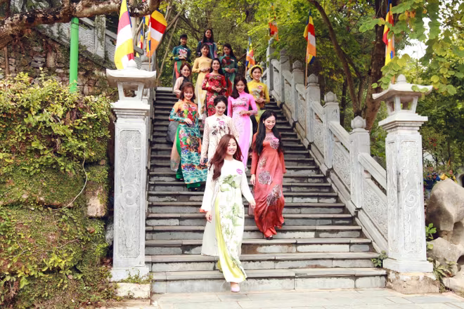 Thí sinh "Người đẹp Kinh Bắc 2017" chiêm bái chùa Phật Tích ảnh 12 Thí sinh "Người đẹp Kinh Bắc 2017" chiêm bái chùa Phật Tích ảnh 12