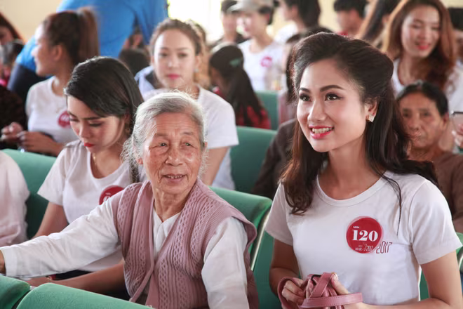 Thí sinh "Người đẹp Kinh Bắc 2017" chiêm bái chùa Phật Tích ảnh 17 Thí sinh "Người đẹp Kinh Bắc 2017" chiêm bái chùa Phật Tích ảnh 17