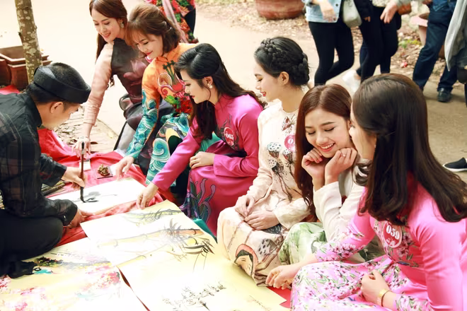 Thí sinh "Người đẹp Kinh Bắc 2017" chiêm bái chùa Phật Tích ảnh 11 Thí sinh "Người đẹp Kinh Bắc 2017" chiêm bái chùa Phật Tích ảnh 11