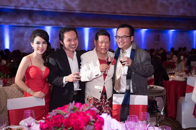 Bộ trang phục lạ khiến tỷ phú Hoàng Kiều bị "ném đá" tơi tả! ảnh 8 Bộ trang phục lạ khiến tỷ phú Hoàng Kiều bị "ném đá" tơi tả! ảnh 8