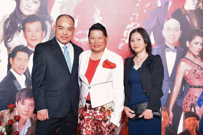 Bộ trang phục lạ khiến tỷ phú Hoàng Kiều bị "ném đá" tơi tả! ảnh 6 Bộ trang phục lạ khiến tỷ phú Hoàng Kiều bị "ném đá" tơi tả! ảnh 6