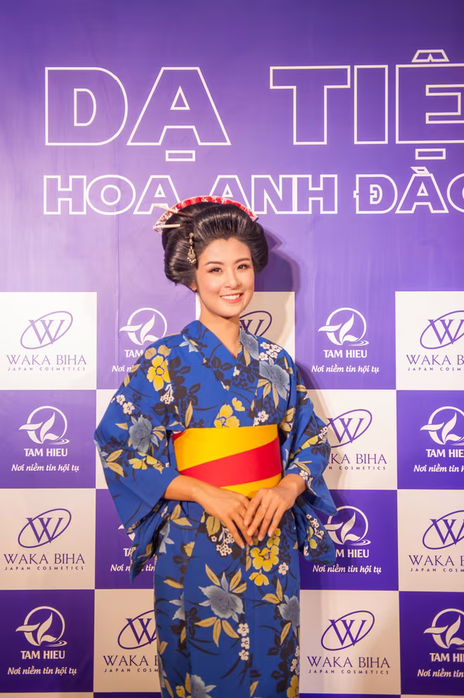 Dàn "sao" đẹp lạ trong trang phục Kimono ảnh 6 Dàn "sao" đẹp lạ trong trang phục Kimono ảnh 6