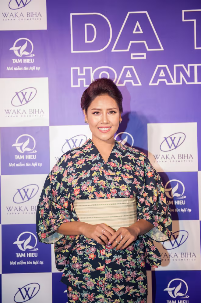 Dàn "sao" đẹp lạ trong trang phục Kimono ảnh 10 Dàn "sao" đẹp lạ trong trang phục Kimono ảnh 10