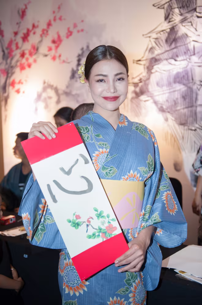 Dàn "sao" đẹp lạ trong trang phục Kimono ảnh 9 Dàn "sao" đẹp lạ trong trang phục Kimono ảnh 9