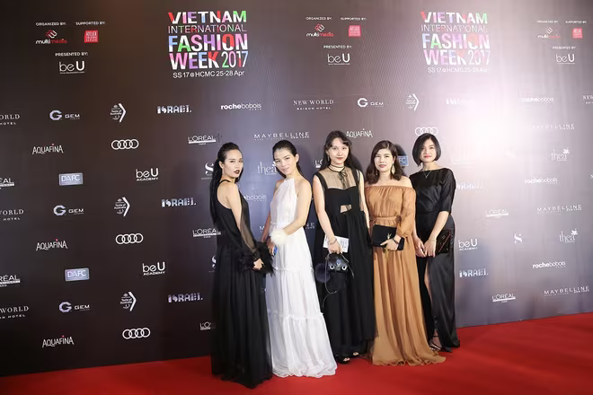 "Sao" Việt khuấy động thảm đỏ Tuẫn lễ thời trang quốc tế Việt Nam ảnh 11 "Sao" Việt khuấy động thảm đỏ Tuẫn lễ thời trang quốc tế Việt Nam ảnh 11