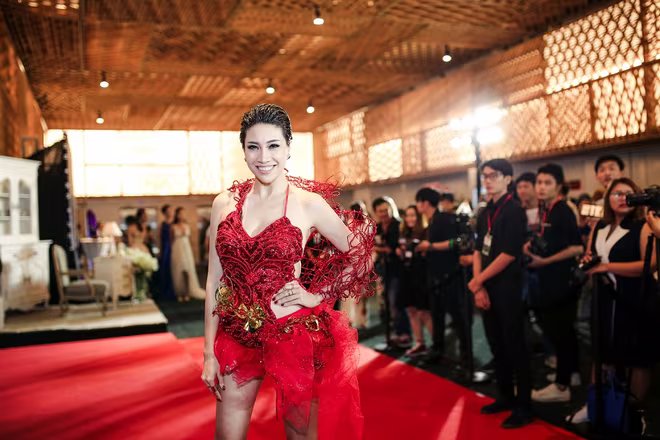 "Sao" Việt khuấy động thảm đỏ Tuẫn lễ thời trang quốc tế Việt Nam ảnh 7 "Sao" Việt khuấy động thảm đỏ Tuẫn lễ thời trang quốc tế Việt Nam ảnh 7