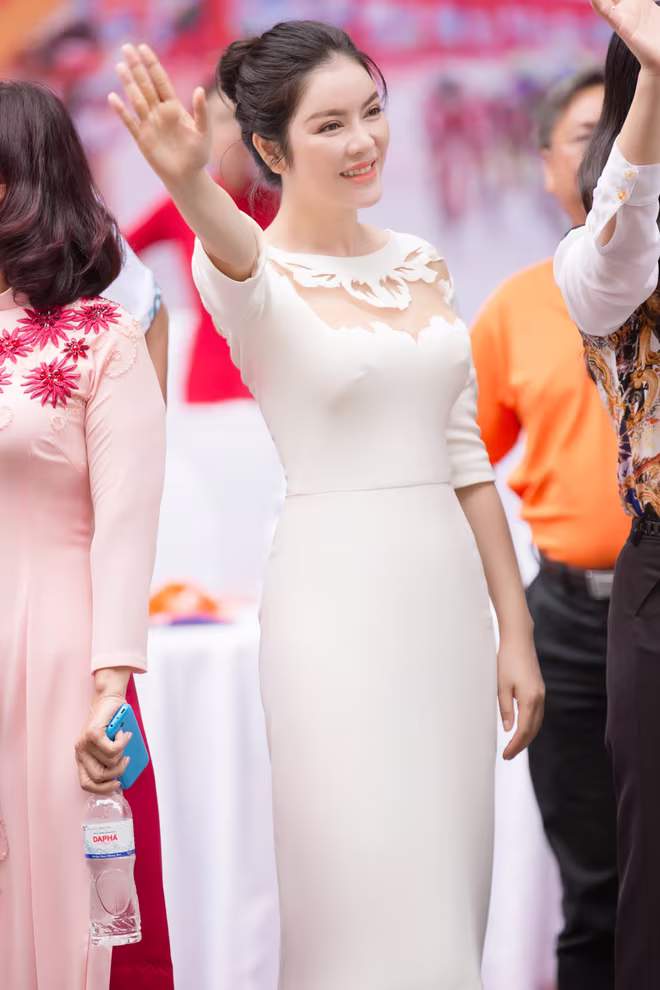 Lý Nhã Kỳ khoe thần thái sang trọng hiếm có ảnh 2 Lý Nhã Kỳ khoe thần thái sang trọng hiếm có ảnh 2