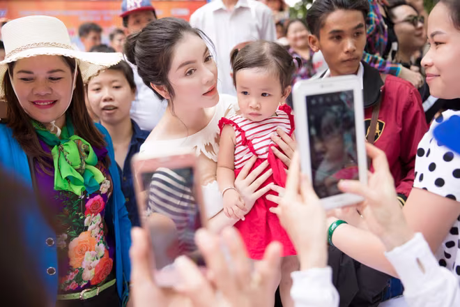 Lý Nhã Kỳ khoe thần thái sang trọng hiếm có ảnh 5 Lý Nhã Kỳ khoe thần thái sang trọng hiếm có ảnh 5