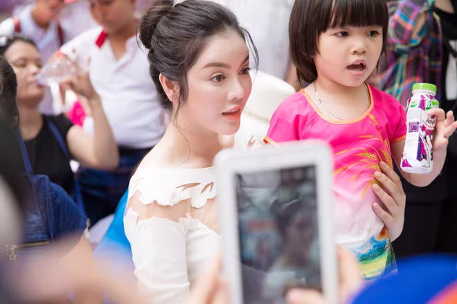 Lý Nhã Kỳ khoe thần thái sang trọng hiếm có ảnh 4 Lý Nhã Kỳ khoe thần thái sang trọng hiếm có ảnh 4