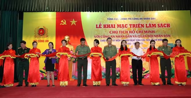 Khai mạc triển lãm "Chủ tịch Hồ Chí Minh với CAND và QĐND"  ảnh 2 Khai mạc triển lãm "Chủ tịch Hồ Chí Minh với CAND và QĐND"  ảnh 2