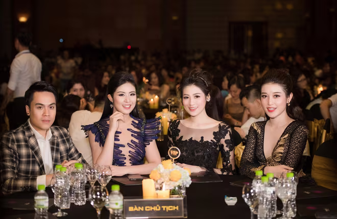 Bị fans vây cứng, Hà Hồ chật vật lách khỏi đám đông ảnh 13 Bị fans vây cứng, Hà Hồ chật vật lách khỏi đám đông ảnh 13