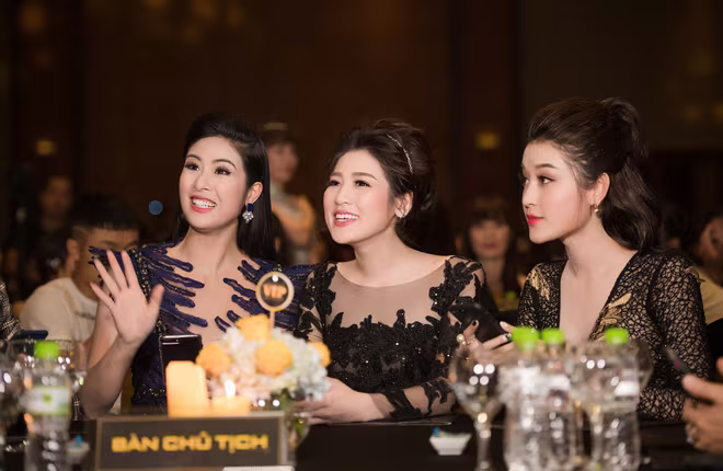 Bị fans vây cứng, Hà Hồ chật vật lách khỏi đám đông ảnh 14 Bị fans vây cứng, Hà Hồ chật vật lách khỏi đám đông ảnh 14