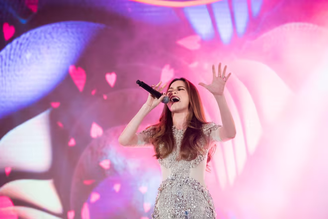 Bị fans vây cứng, Hà Hồ chật vật lách khỏi đám đông ảnh 12 Bị fans vây cứng, Hà Hồ chật vật lách khỏi đám đông ảnh 12