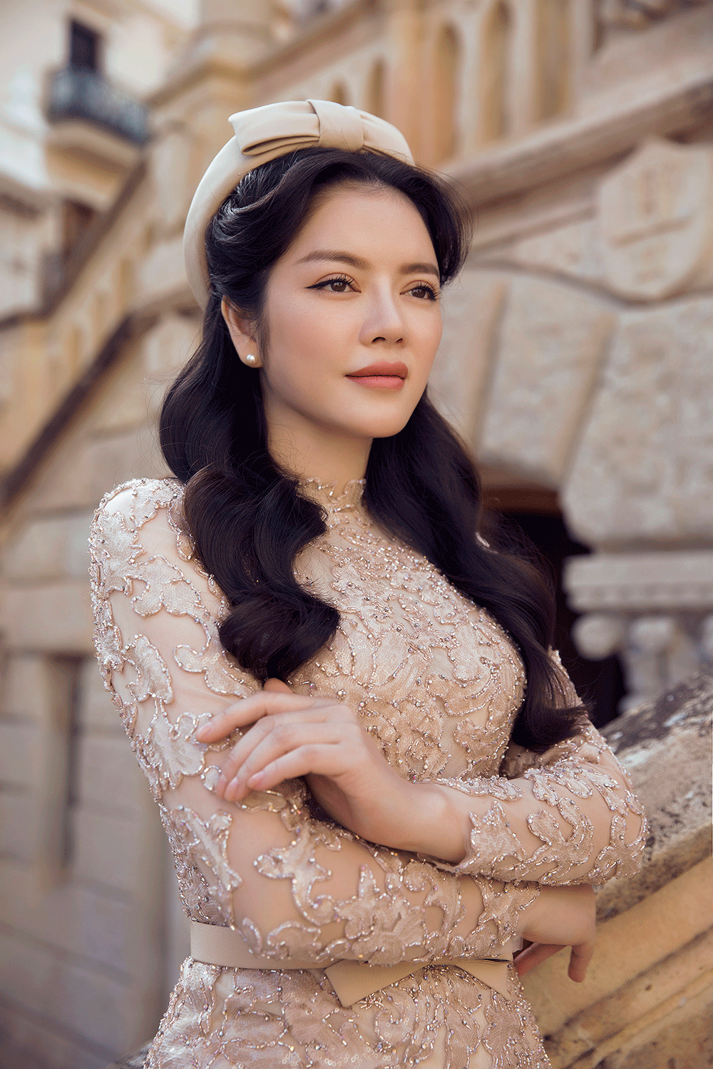 Vẻ đẹp cổ điển của Lý Nhã Kỳ bên lâu đài châu Âu ảnh 1