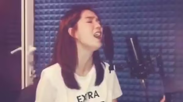 Bất ngờ trước giọng hát đầy cảm xúc của Ngọc Trinh ảnh 1