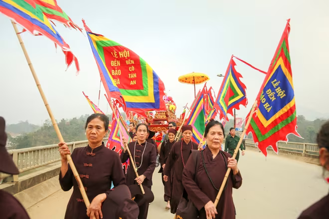 Trình diễn thực hành nghi thức hầu đồng trước hàng nghìn du khách ảnh 5 Trình diễn thực hành nghi thức hầu đồng trước hàng nghìn du khách ảnh 5