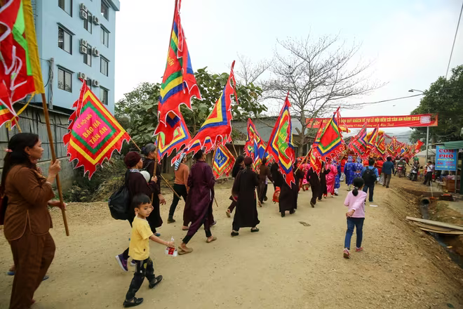 Trình diễn thực hành nghi thức hầu đồng trước hàng nghìn du khách ảnh 6 Trình diễn thực hành nghi thức hầu đồng trước hàng nghìn du khách ảnh 6