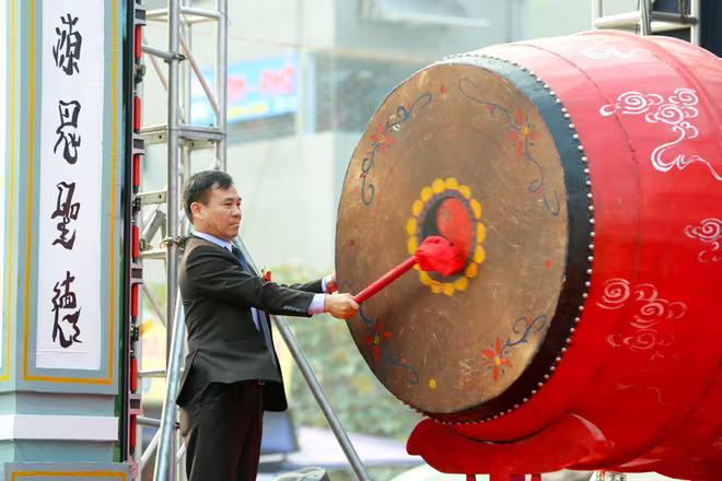 Trình diễn thực hành nghi thức hầu đồng trước hàng nghìn du khách ảnh 4 Trình diễn thực hành nghi thức hầu đồng trước hàng nghìn du khách ảnh 4