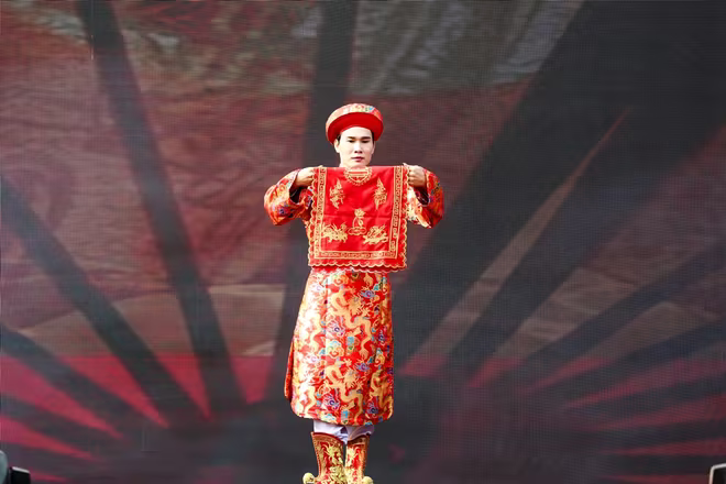 Trình diễn thực hành nghi thức hầu đồng trước hàng nghìn du khách ảnh 8 Trình diễn thực hành nghi thức hầu đồng trước hàng nghìn du khách ảnh 8