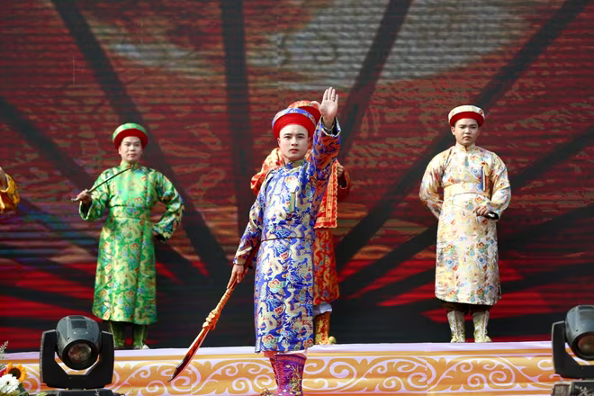 Trình diễn thực hành nghi thức hầu đồng trước hàng nghìn du khách ảnh 9 Trình diễn thực hành nghi thức hầu đồng trước hàng nghìn du khách ảnh 9