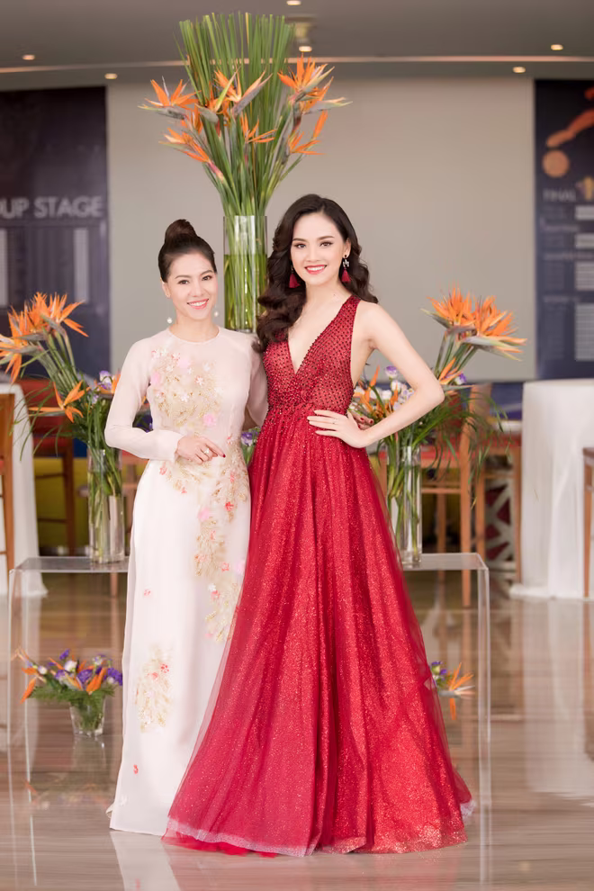 Thí sinh "Hoa hậu Việt Nam" trải nghiệm việc... bán vé số dạo ảnh 1